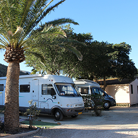 Escapada en caravana: Reserva tu parcela en Camping Los Escullos