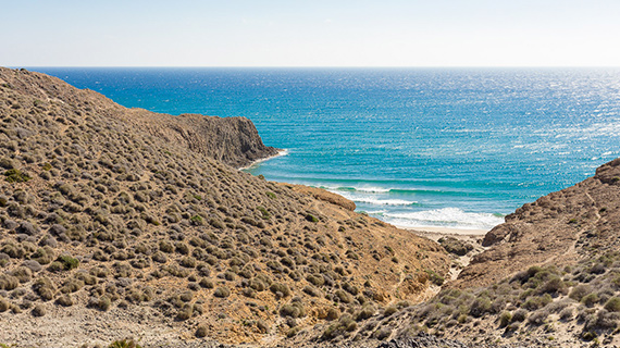 El desierto y el mar en el Camping de Los Escullos, Cabo de Gata