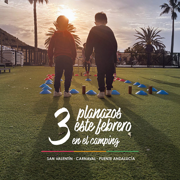 3 plazanos este febrero en el camping, con la imagen de dos niños jugando en el césped del camping en un atardecer de invierno junto a unas palmeras
